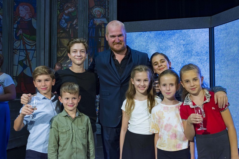 Aradi Imre színművész az előadás gyermekszereplőivel