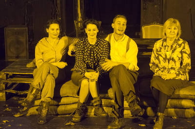 Asszony a fronton Asszony a fronton